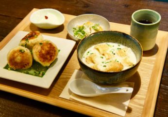 香ばしく焼きあがった焼き小籠包と投入スープ