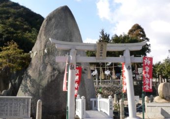 どっしりとそびえたつ立石