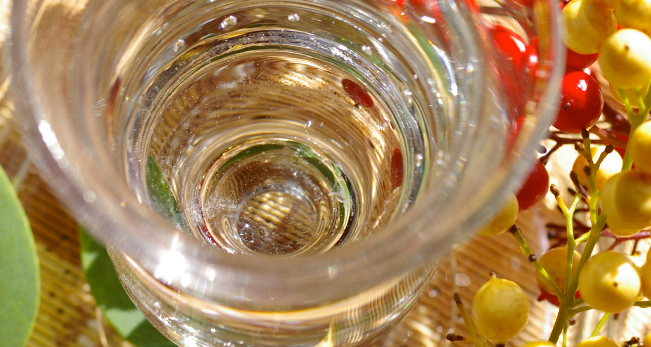 グラスに注がれたリキュール酒たまの藤ロマン