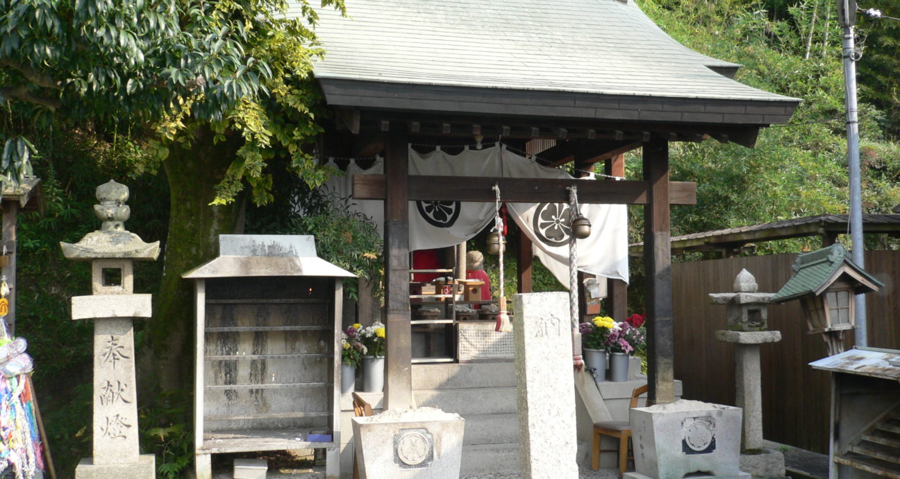 緑に囲まれた与太郎神社