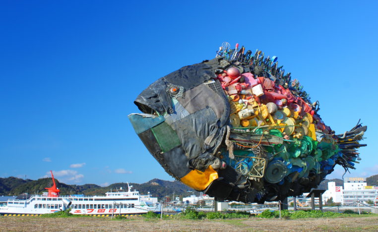 真っ青な空の海を泳ぐ宇野のチヌ