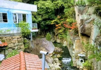 店の外に広がる美しい滝