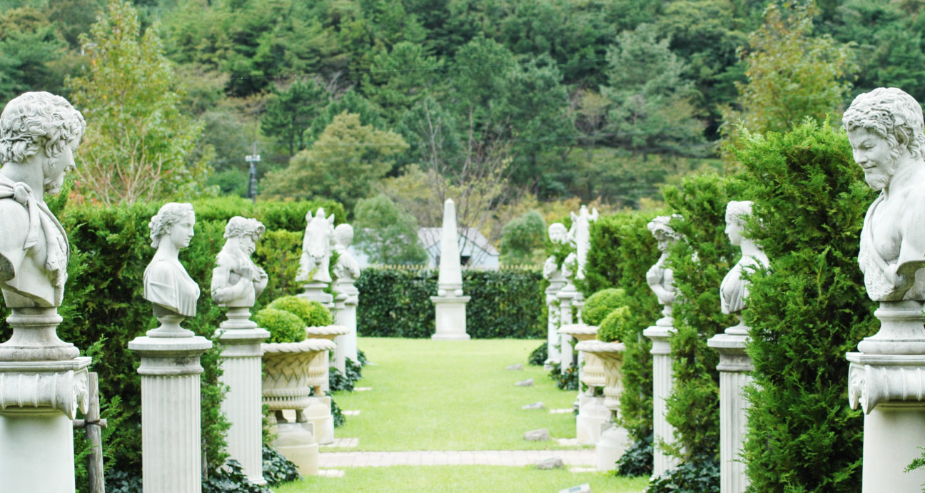 イギリス庭園内の石像が並んだ回廊