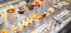 ショーケースに並べられたたくさんのケーキ