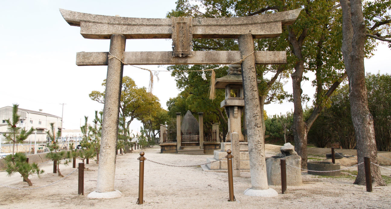 塩竃神社の鳥居と石碑