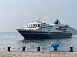玉野市宇野港に入港する客船「ヘリテージ・アドベンチャラー」