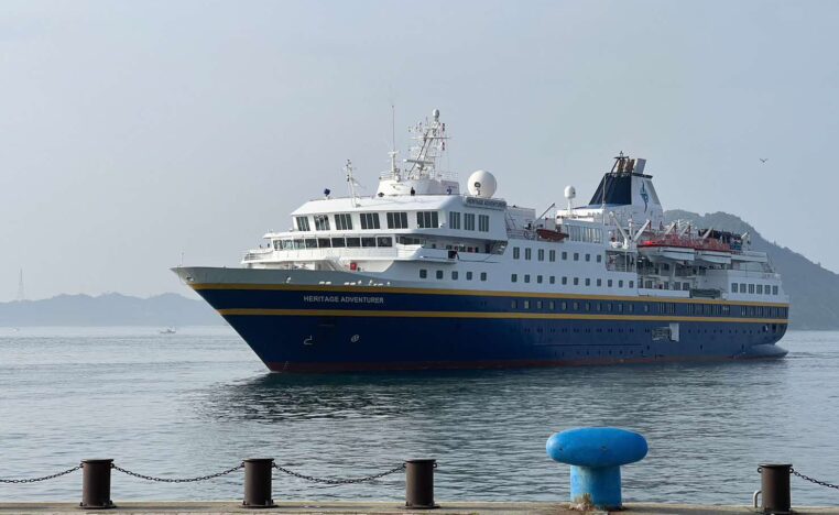 玉野市宇野港に入港する客船「ヘリテージ・アドベンチャラー」